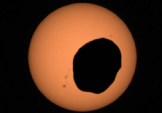 هكذا يبدو كسوف الشمس إذا كنت تقف على كوكب المريخ.. فيديو صورة رقم 1