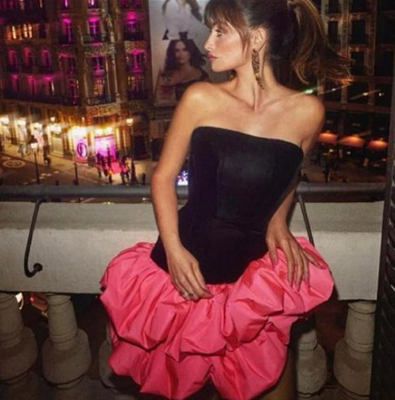 مي عمر تقلّد بينلوبي كروز في إطلالتها بالأحمر والأسود.. من الأفضل؟ صورة رقم 6