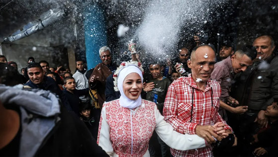 فرحة وسط الدمار والموت.. زفاف لنازحين داخل مدرسة في رفح صورة رقم 1