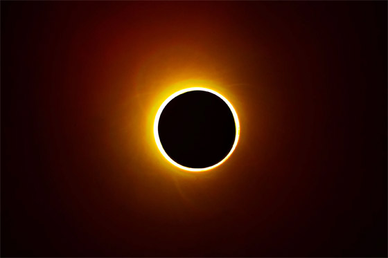 كيف يحدث كسوف الشمس.. فيديو مذهل للحظات تغرق الكوكب في الظلام صورة رقم 11