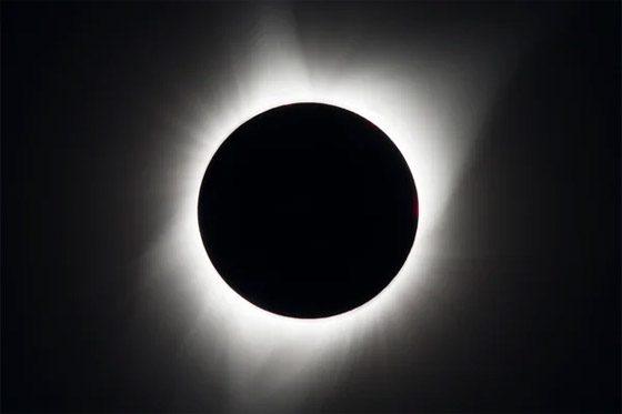 كيف يحدث كسوف الشمس.. فيديو مذهل للحظات تغرق الكوكب في الظلام صورة رقم 6