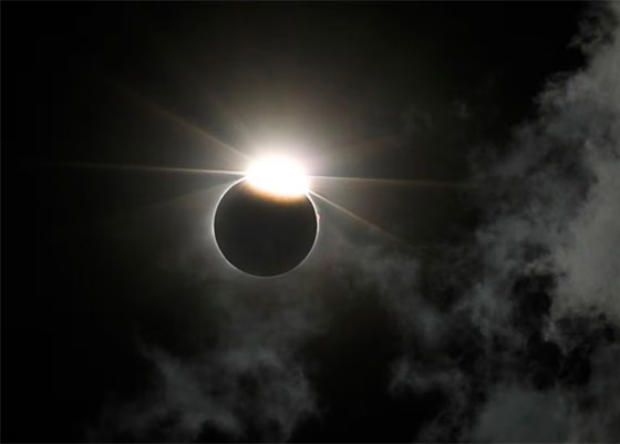 كيف يحدث كسوف الشمس.. فيديو مذهل للحظات تغرق الكوكب في الظلام صورة رقم 1