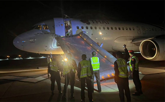 الحوادث تتكرر.. راكب يحاول فتح مخرج الطوارئ بطائرة في تايلاند (فيديو) صورة رقم 7