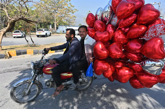 صور مميزة من حول العالم لاحتفالات عيد الحب 