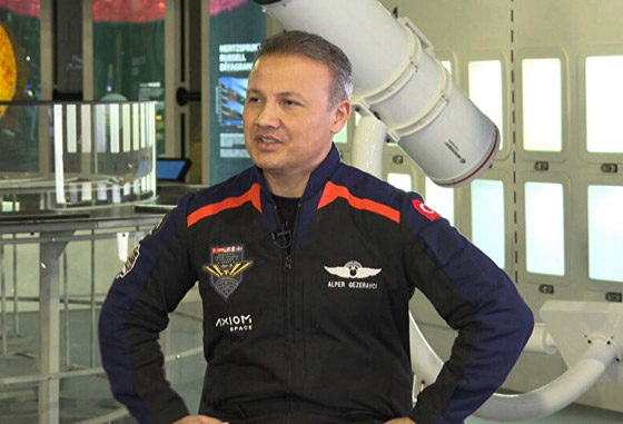 (طرتُ بلا أجنحة ومذاق الطعام مختلف).. أول رائد فضاء تركي يتحدث عن رحلته صورة رقم 2