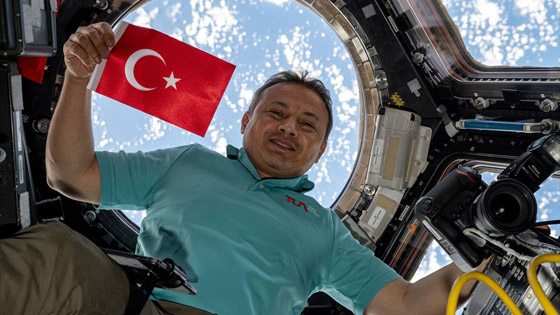 (طرتُ بلا أجنحة ومذاق الطعام مختلف).. أول رائد فضاء تركي يتحدث عن رحلته صورة رقم 13