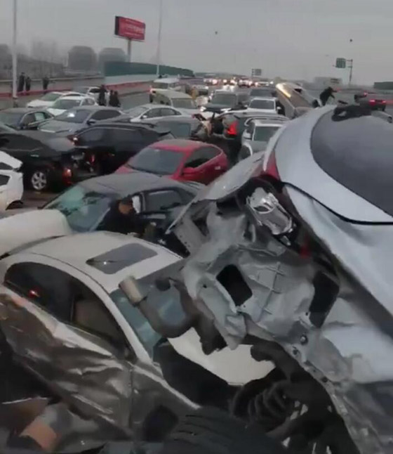بالفيديو.. تصادم 100 سيارة على طريق سريع في الصين صورة رقم 3