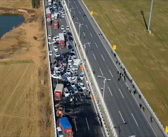 بالفيديو.. تصادم 100 سيارة على طريق سريع في الصين صورة رقم 4