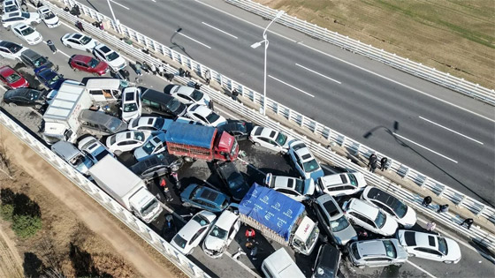 بالفيديو.. تصادم 100 سيارة على طريق سريع في الصين صورة رقم 6