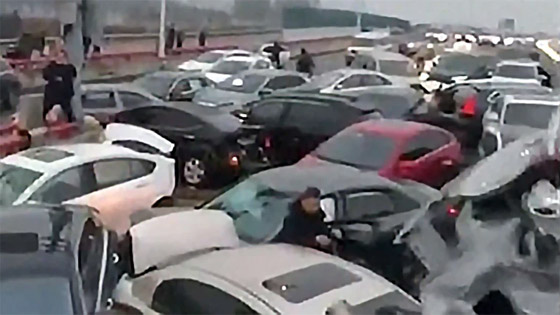 بالفيديو.. تصادم 100 سيارة على طريق سريع في الصين صورة رقم 8