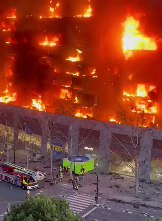 فيديو حريق يلتهم مبنى سكني بدقائق بإسبانيا.. والسكان يقفزون من الشرفات صورة رقم 3