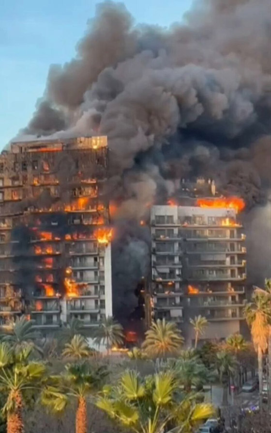 فيديو حريق يلتهم مبنى سكني بدقائق بإسبانيا.. والسكان يقفزون من الشرفات صورة رقم 4