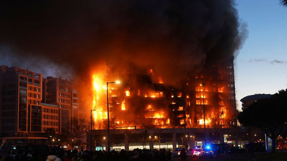 فيديو حريق يلتهم مبنى سكني بدقائق بإسبانيا.. والسكان يقفزون من الشرفات صورة رقم 5