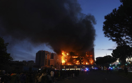فيديو حريق يلتهم مبنى سكني بدقائق بإسبانيا.. والسكان يقفزون من الشرفات صورة رقم 6