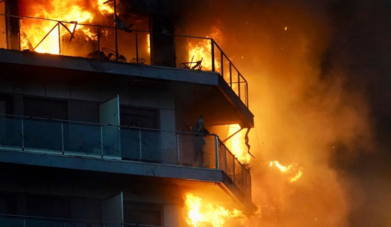 فيديو حريق يلتهم مبنى سكني بدقائق بإسبانيا.. والسكان يقفزون من الشرفات صورة رقم 7