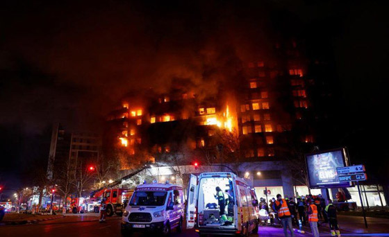 فيديو حريق يلتهم مبنى سكني بدقائق بإسبانيا.. والسكان يقفزون من الشرفات صورة رقم 8