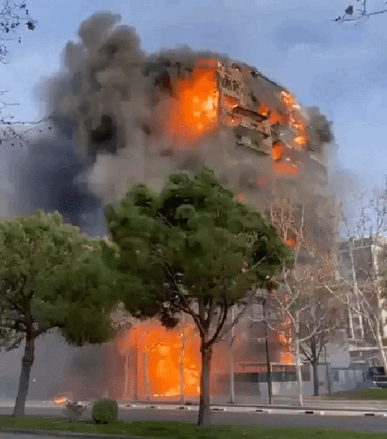 فيديو حريق يلتهم مبنى سكني بدقائق بإسبانيا.. والسكان يقفزون من الشرفات صورة رقم 9