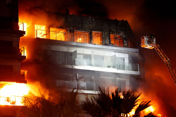 فيديو حريق يلتهم مبنى سكني بدقائق بإسبانيا.. والسكان يقفزون من الشرفات صورة رقم 10