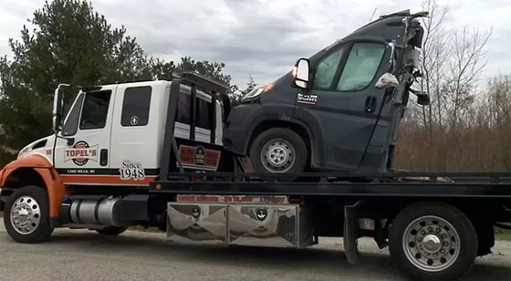 فيديو: شاحنة توصيل أمازون تنقسم لنصفين بعد حادث قطار.. هذا مصير السائق! صورة رقم 8