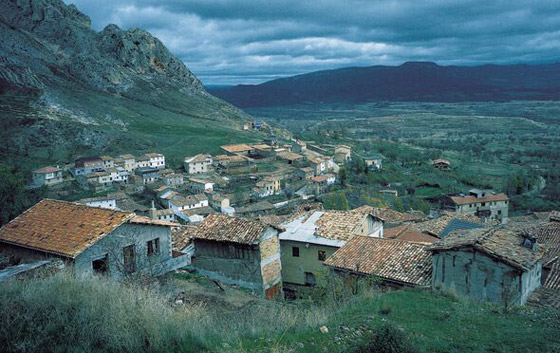 تضم 64 منزلا خاليا! زوجان يشتريان قرية إسبانية مهجورة، وهذا سعرها صورة رقم 4
