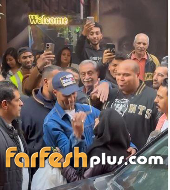 فيديو: محمد رمضان يحتضن عجوز أوقفته في الشارع وقالت له: بحبك يا جعفر العمدة! صورة رقم 3