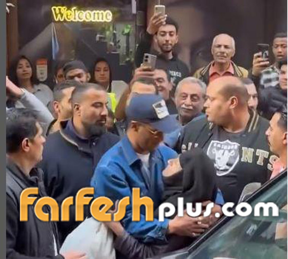 فيديو: محمد رمضان يحتضن عجوز أوقفته في الشارع وقالت له: بحبك يا جعفر العمدة! صورة رقم 2