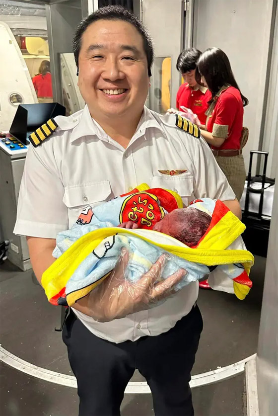 ولادة بالجو.. طيار تايلاندي يترك قمرة القيادة للمساعدة بتوليد امرأة (صور) صورة رقم 3