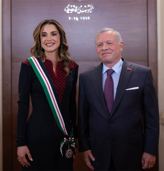 الملكة رانيا تتسلم وسام النهضة بإطلالة أنيقة من وحي التراث الأردني صورة رقم 3