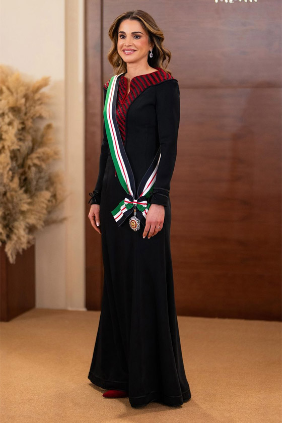 الملكة رانيا تتسلم وسام النهضة بإطلالة أنيقة من وحي التراث الأردني صورة رقم 6