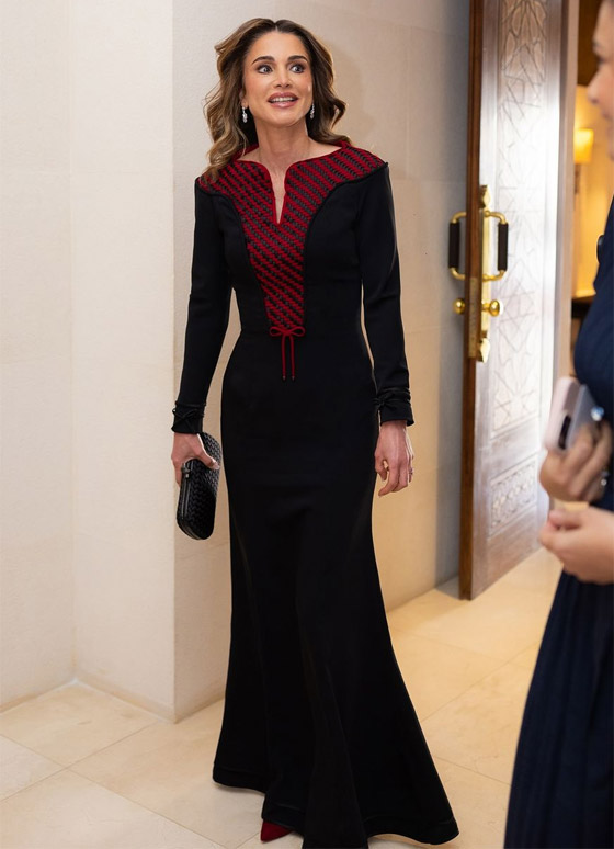 الملكة رانيا تتسلم وسام النهضة بإطلالة أنيقة من وحي التراث الأردني صورة رقم 8