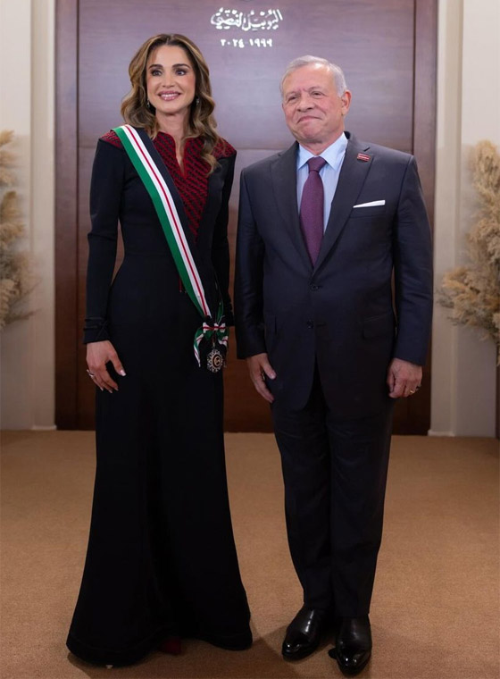 الملكة رانيا تتسلم وسام النهضة بإطلالة أنيقة من وحي التراث الأردني صورة رقم 10