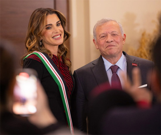 الملكة رانيا تتسلم وسام النهضة بإطلالة أنيقة من وحي التراث الأردني صورة رقم 11