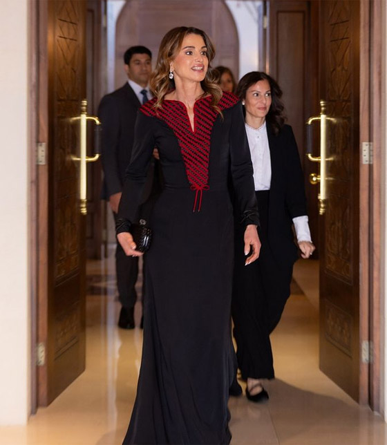 الملكة رانيا تتسلم وسام النهضة بإطلالة أنيقة من وحي التراث الأردني صورة رقم 12