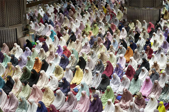 بالصور: مظاهر استقبال أول أيام شهر رمضان حول العالم صورة رقم 1