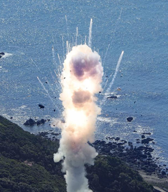 فيديو: رعب المشاهدين لصاروخ تجسس انفجر باليابان بعد ثوان من إطلاقه صورة رقم 6