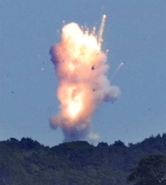 فيديو: رعب المشاهدين لصاروخ تجسس انفجر باليابان بعد ثوان من إطلاقه صورة رقم 7