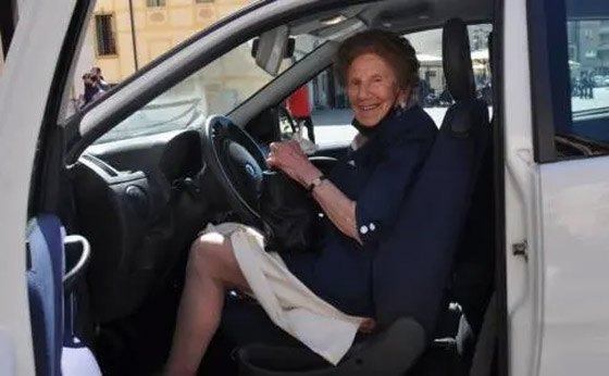 عمرها 103 أعوام.. سيدة إيطالية تثير صدمة الشرطة بعد قيادتها السيارة ليلا صورة رقم 3