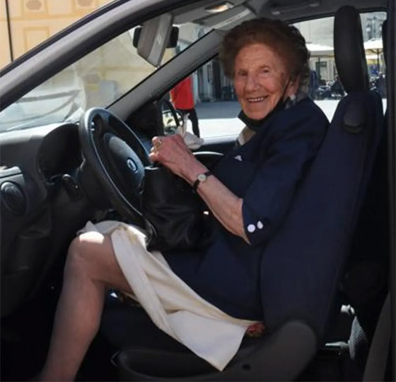عمرها 103 أعوام.. سيدة إيطالية تثير صدمة الشرطة بعد قيادتها السيارة ليلا صورة رقم 1