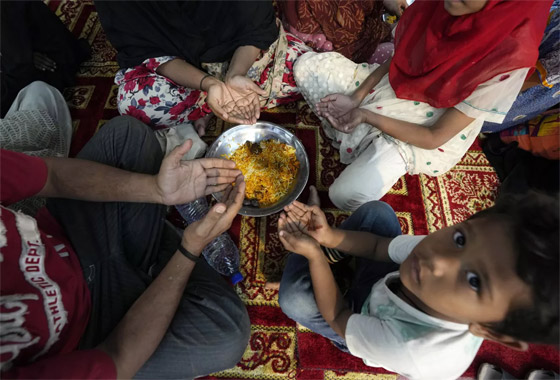 إفطار جماعي وغروب ناري.. فعاليات شهر رمضان حول العالم صورة رقم 9