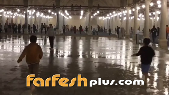 فيديو: أمطار تفاجئ مصلين بأقدم جامع في مصر وإفريقيا صورة رقم 1