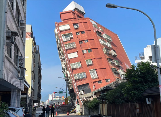 فيديو.. مشاهد صادمة من زلزال تايوان، شلالات تنهمر من بناية صورة رقم 3