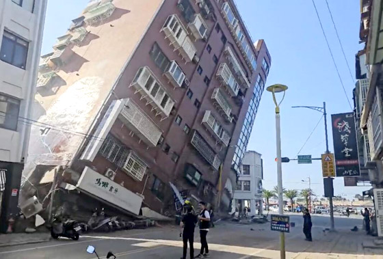 فيديو.. مشاهد صادمة من زلزال تايوان، شلالات تنهمر من بناية صورة رقم 2