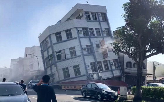 فيديو.. مشاهد صادمة من زلزال تايوان، شلالات تنهمر من بناية صورة رقم 1