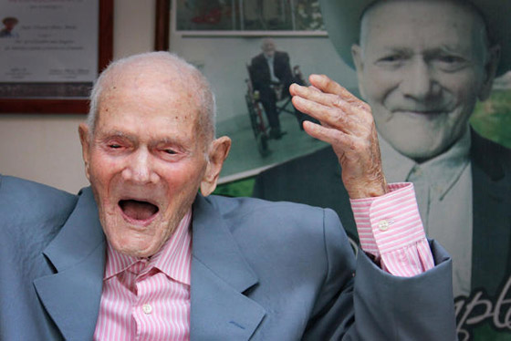 قبل أيام من عيد ميلاده.. وفاة أكبر رجل في العالم عن عمر يناهز 115 سنة صورة رقم 6
