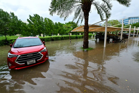 صور تظهر انحسار مياه الأمطار الغزيرة في دبي صورة رقم 3