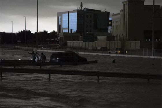 صور تظهر انحسار مياه الأمطار الغزيرة في دبي صورة رقم 4