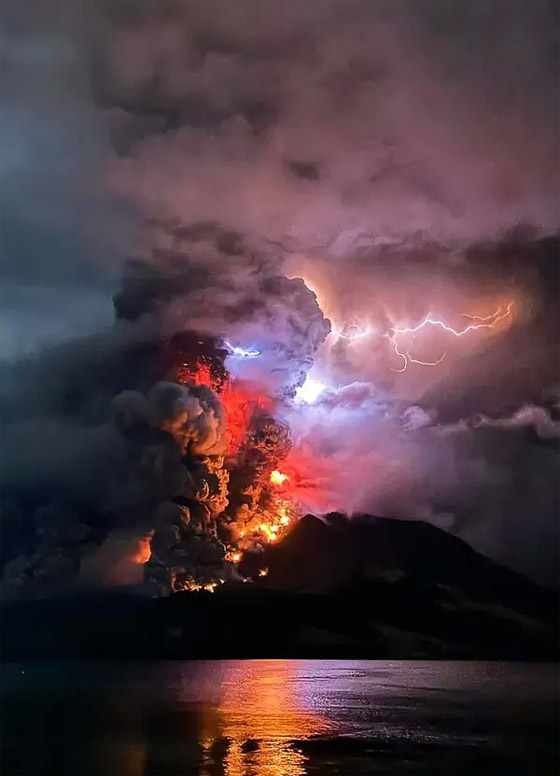 بالصور.. بركان ثائر في إندونيسيا يهجر سكان جزيرة بأكملها صورة رقم 1