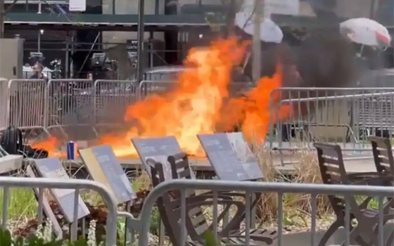 فيديو: رجل يشعل النار في نفسه أمام محاكمة ترامب في نيويورك صورة رقم 8