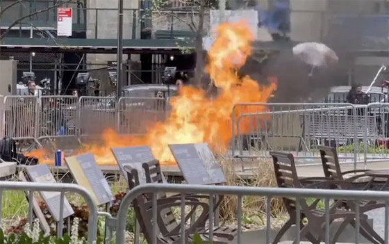 فيديو: رجل يشعل النار في نفسه أمام محاكمة ترامب في نيويورك صورة رقم 9