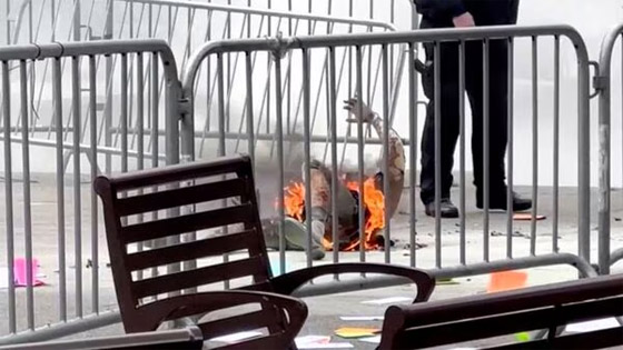 فيديو: رجل يشعل النار في نفسه أمام محاكمة ترامب في نيويورك صورة رقم 5